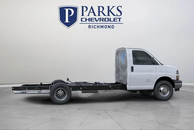 New 2025 Summit White Chevrolet 1WT image 5
