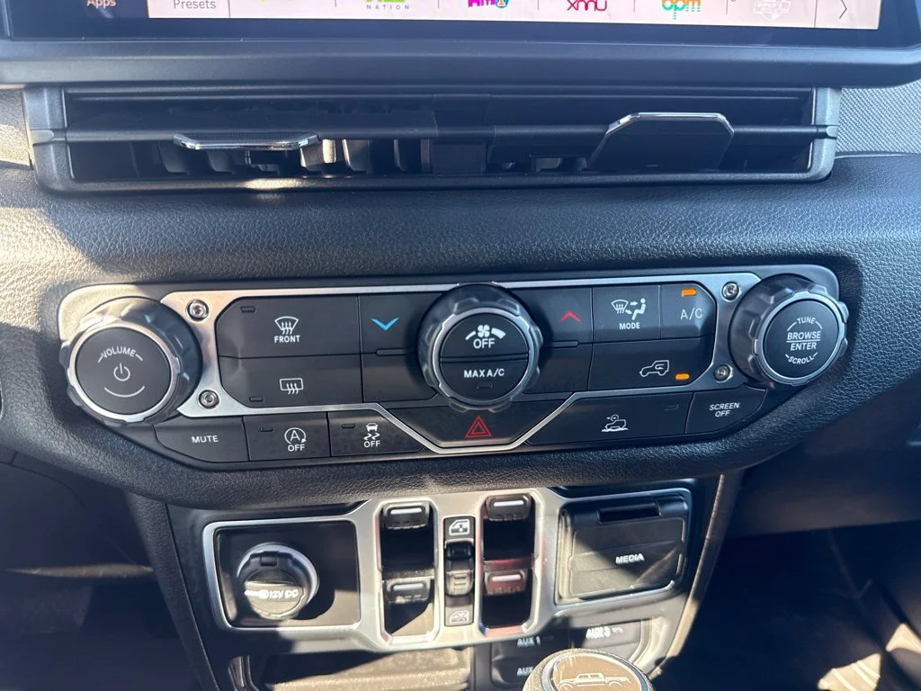 Used 2025 White Jeep Sport S image 17