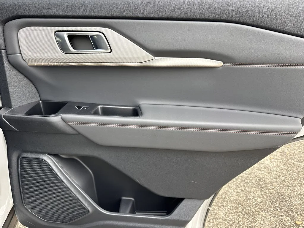 New 2026 Star White Metallic Tri-Coat Ford Active image 17