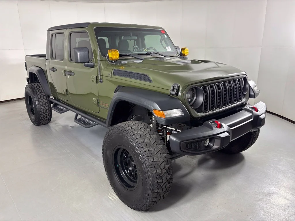 Used 2022 Green Jeep Sport image 2