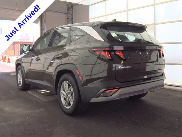 Used 2025 Green Hyundai SE image 4