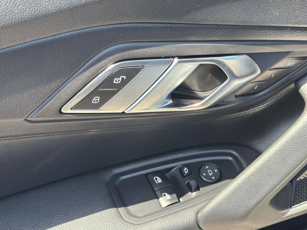 Used 2020 Black Sapphire Metallic BMW sDrive30i image 17