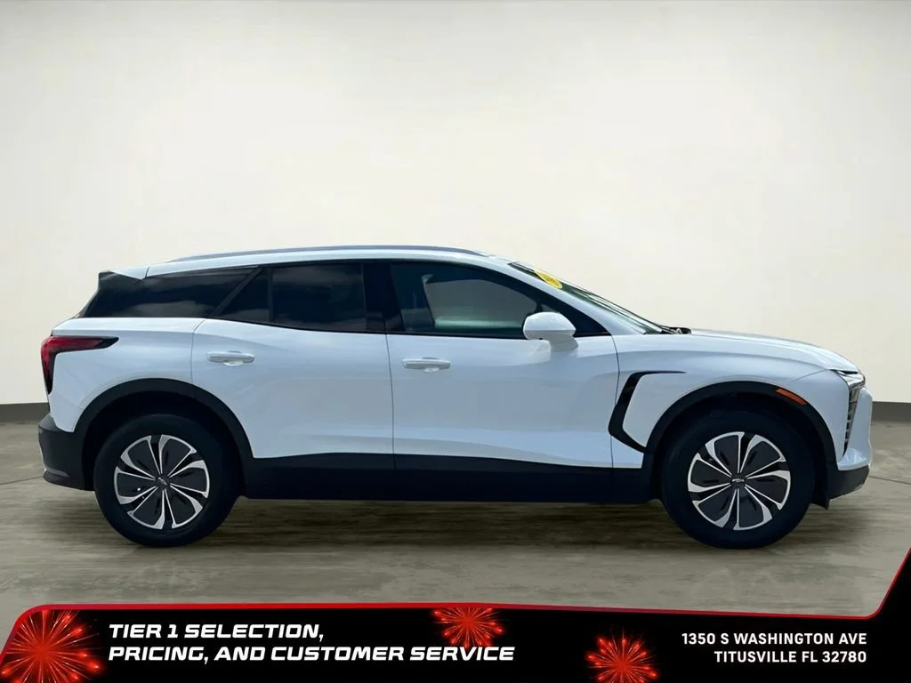 Used 2024 Summit White Chevrolet LT image 16