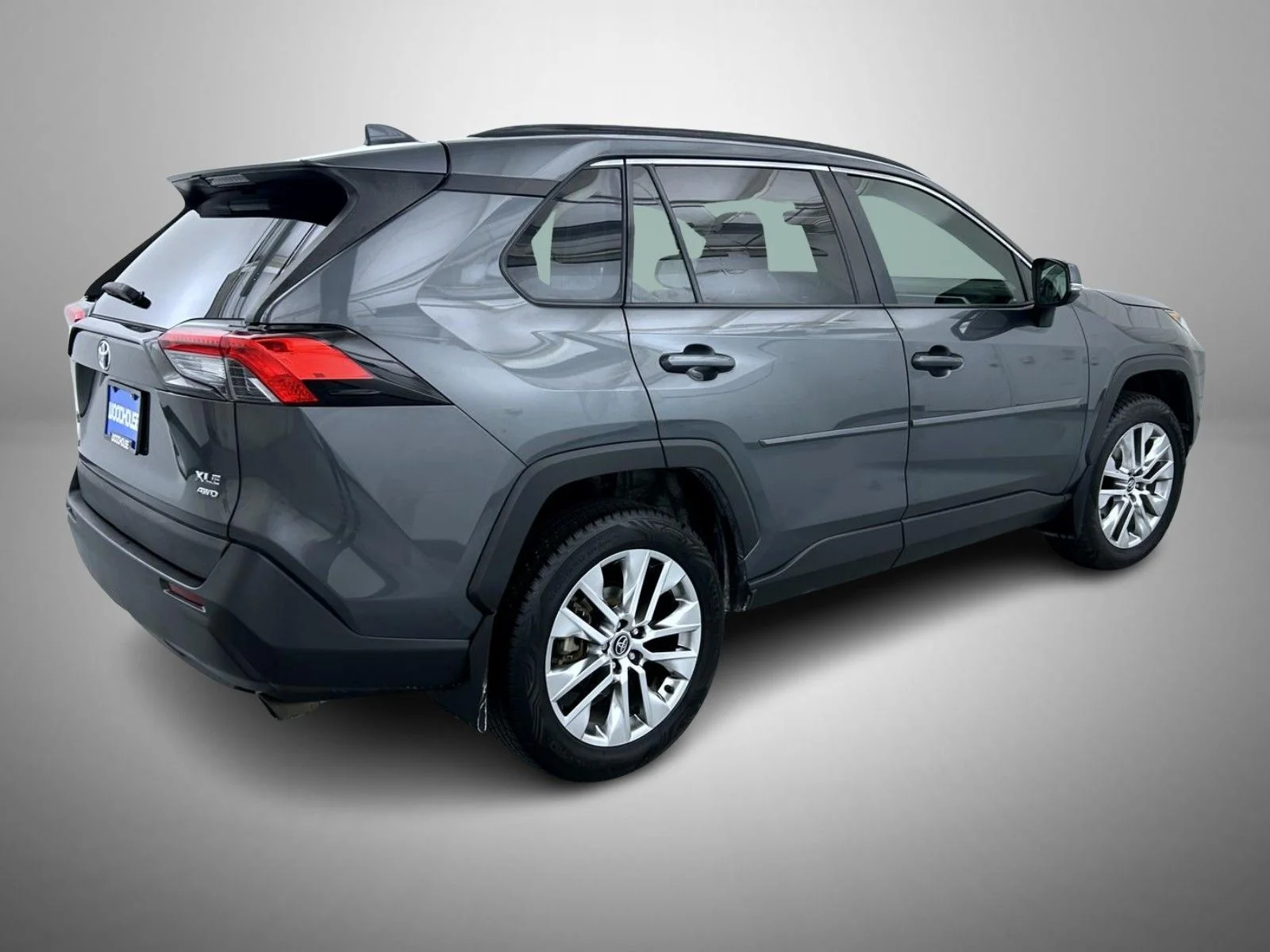 Used 2020 Gray Toyota XLE Premium image 5
