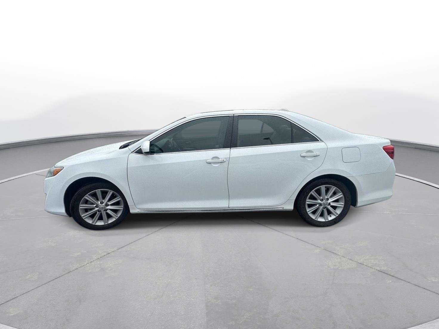 Used 2012 Super White Toyota XLE image 9