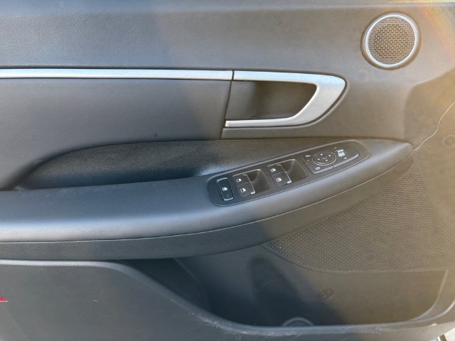 Used 2025 White Hyundai SEL image 10