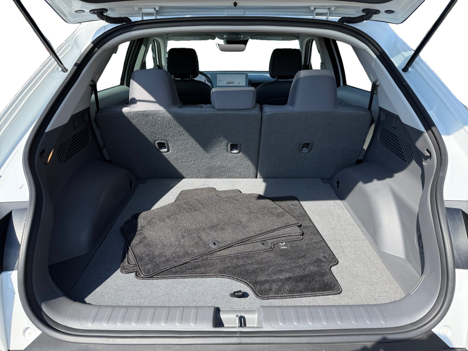 Used 2024 Atlas White Hyundai SE Standard Range image 17