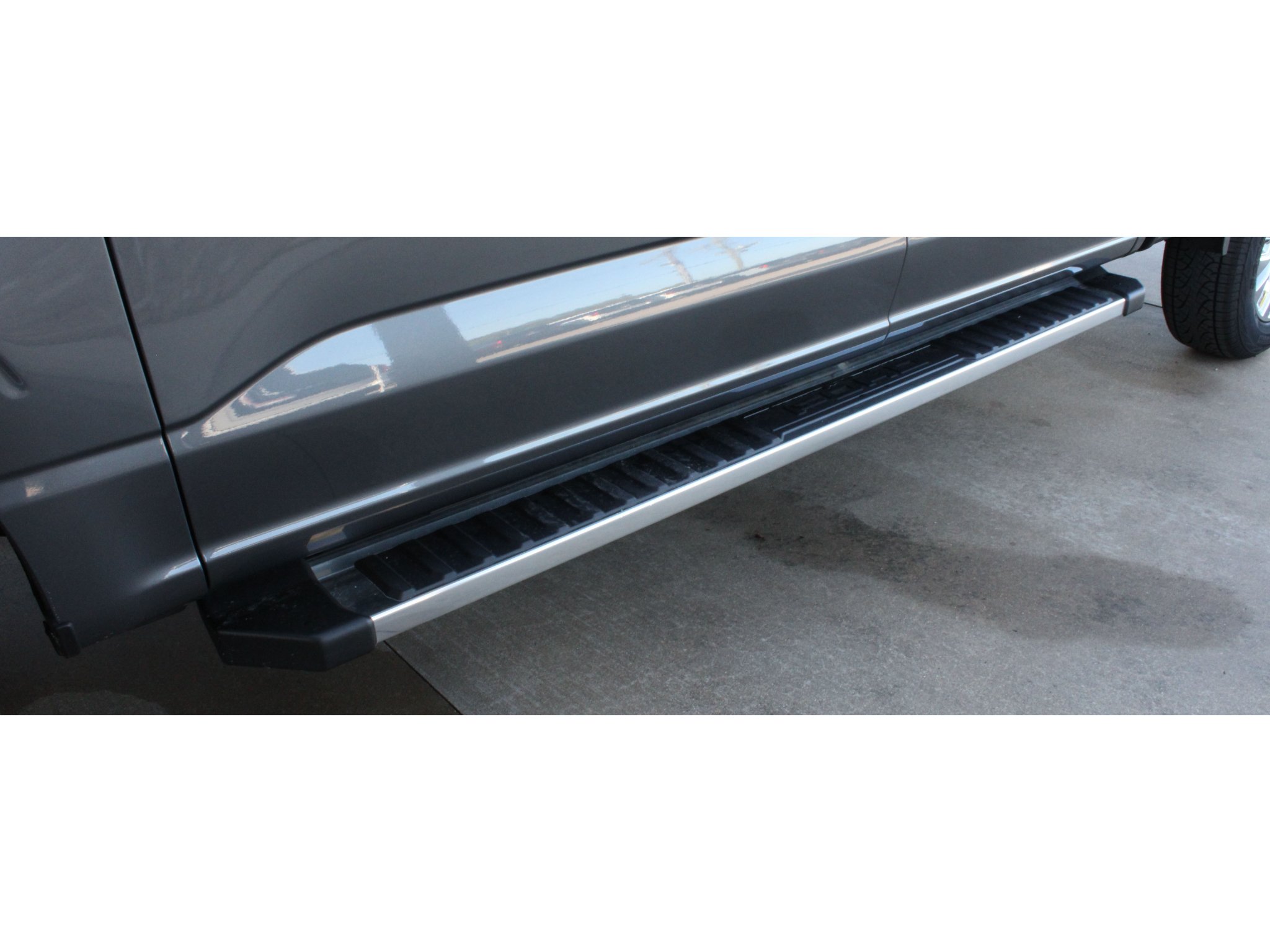 New 2026 Carbonized Gray Metallic Ford XLT image 3
