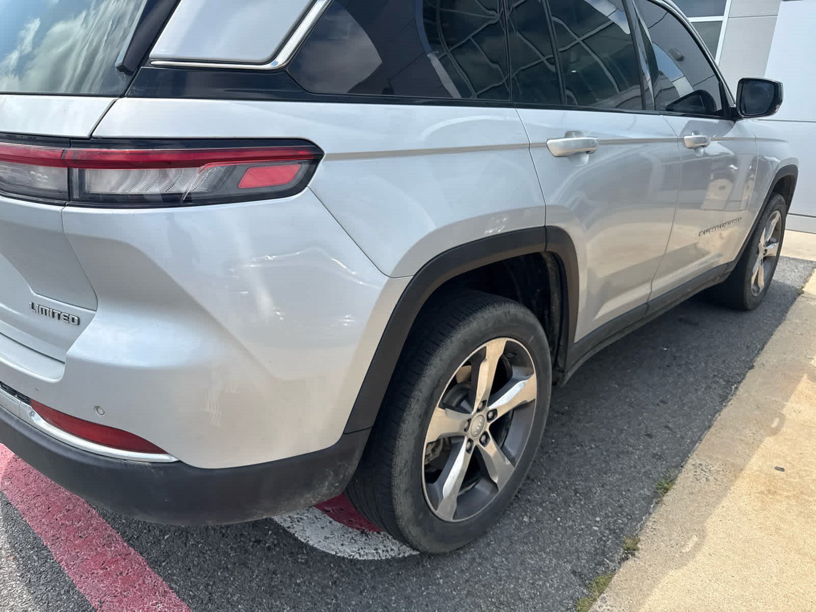 Used 2022 Silver Zynith Jeep Limited image 2