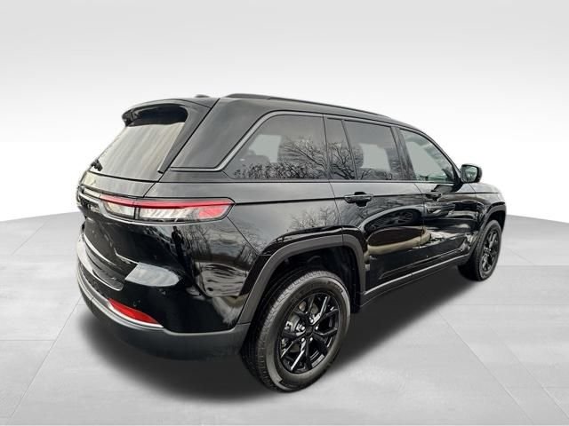 New 2026 Diamond Black Crystal Pearl-Coat Exterior Paint Jeep Altitude image 6