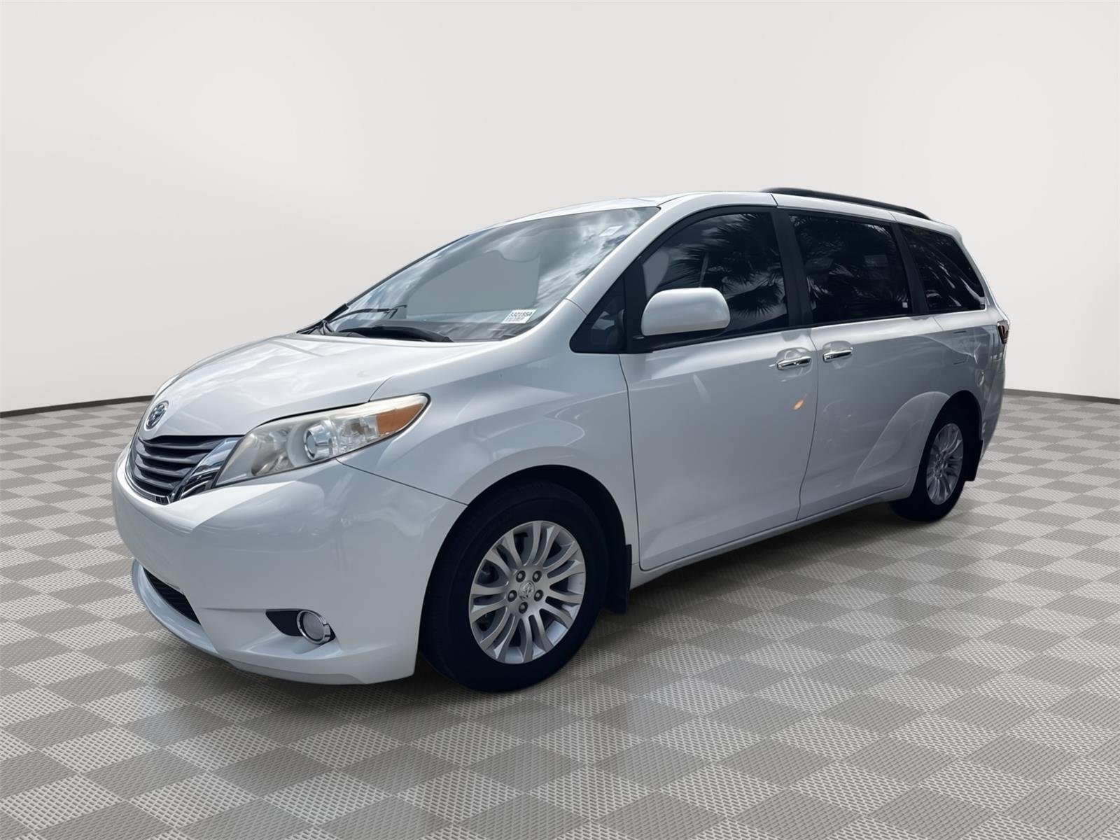 Used 2017 Blizzard Pearl Toyota XLE Auto Access Seat image 1