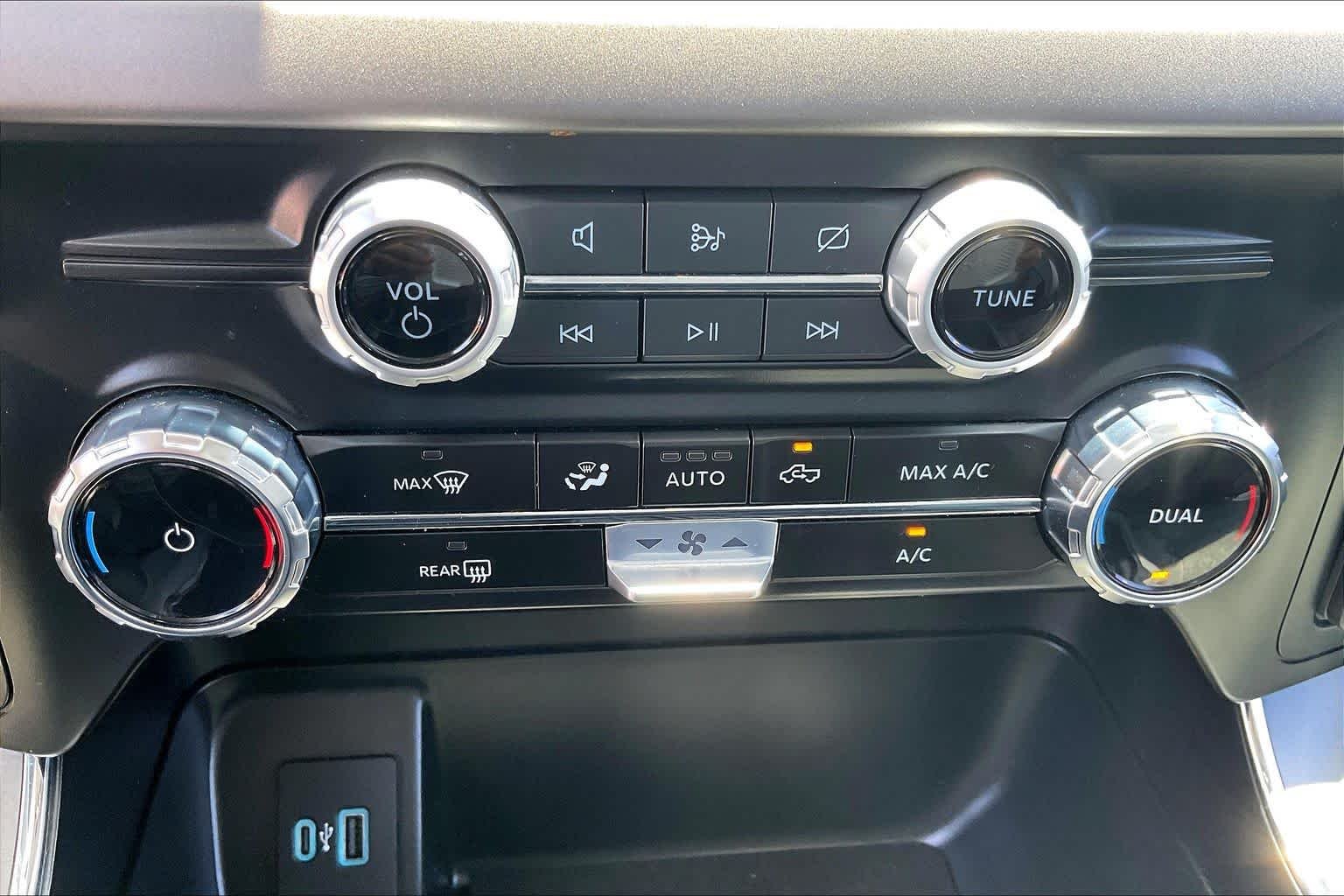 Used 2024 Iconic Silver Ford XLT image 32