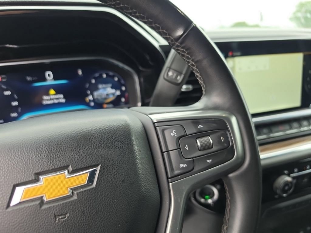 Used 2024 Summit White Chevrolet LT image 18