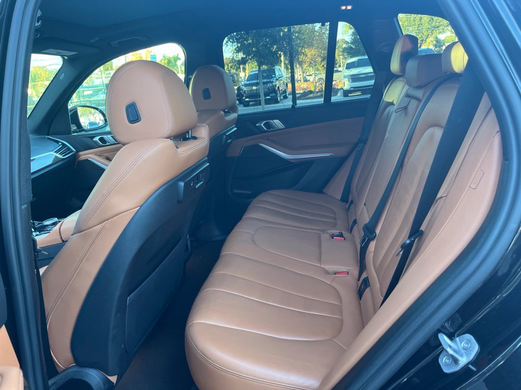 Used 2022 Black Sapphire Metallic BMW sDrive40i image 9