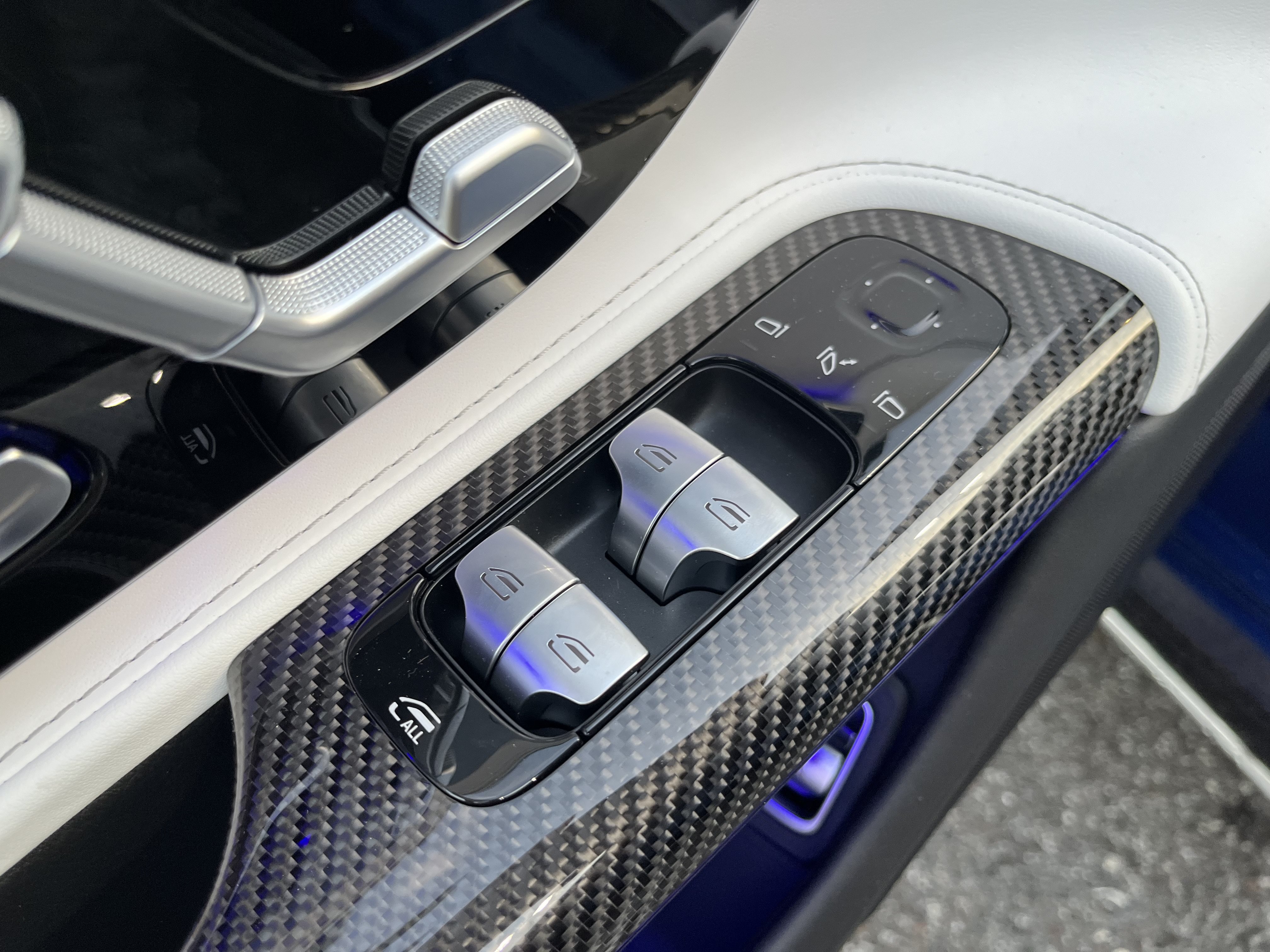 New 2026 MANUFAKTUR Starling Blue Magno Mercedes-Benz AMG® SL 43 image 15