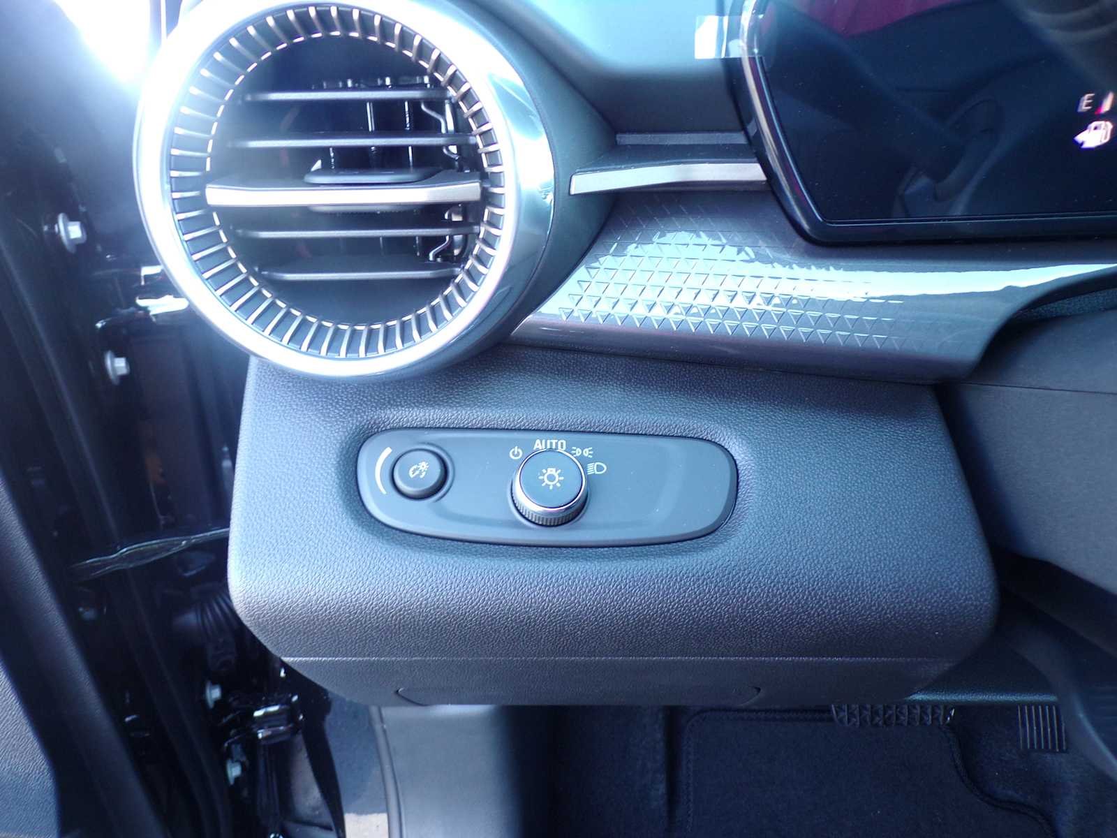 New 2026 Mosaic Black Metallic Chevrolet ACTIV image 14