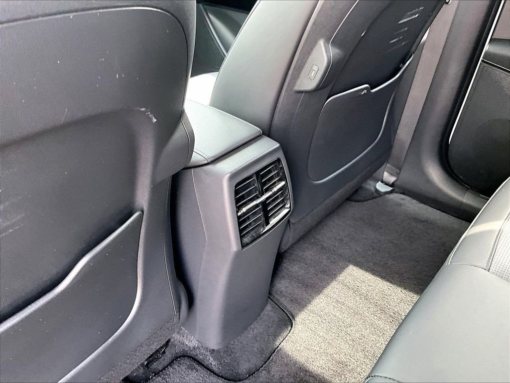 Used 2023 White Kia Wave image 27