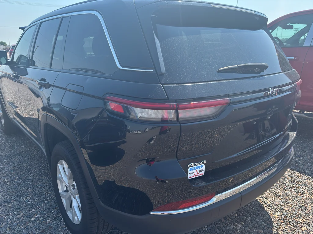 Used 2023 Diamond Black Crystal Pearl Jeep Limited image 9