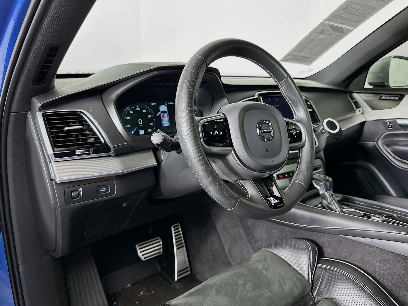 Used 2019 Blue Metallic Volvo T6 R-Design image 9