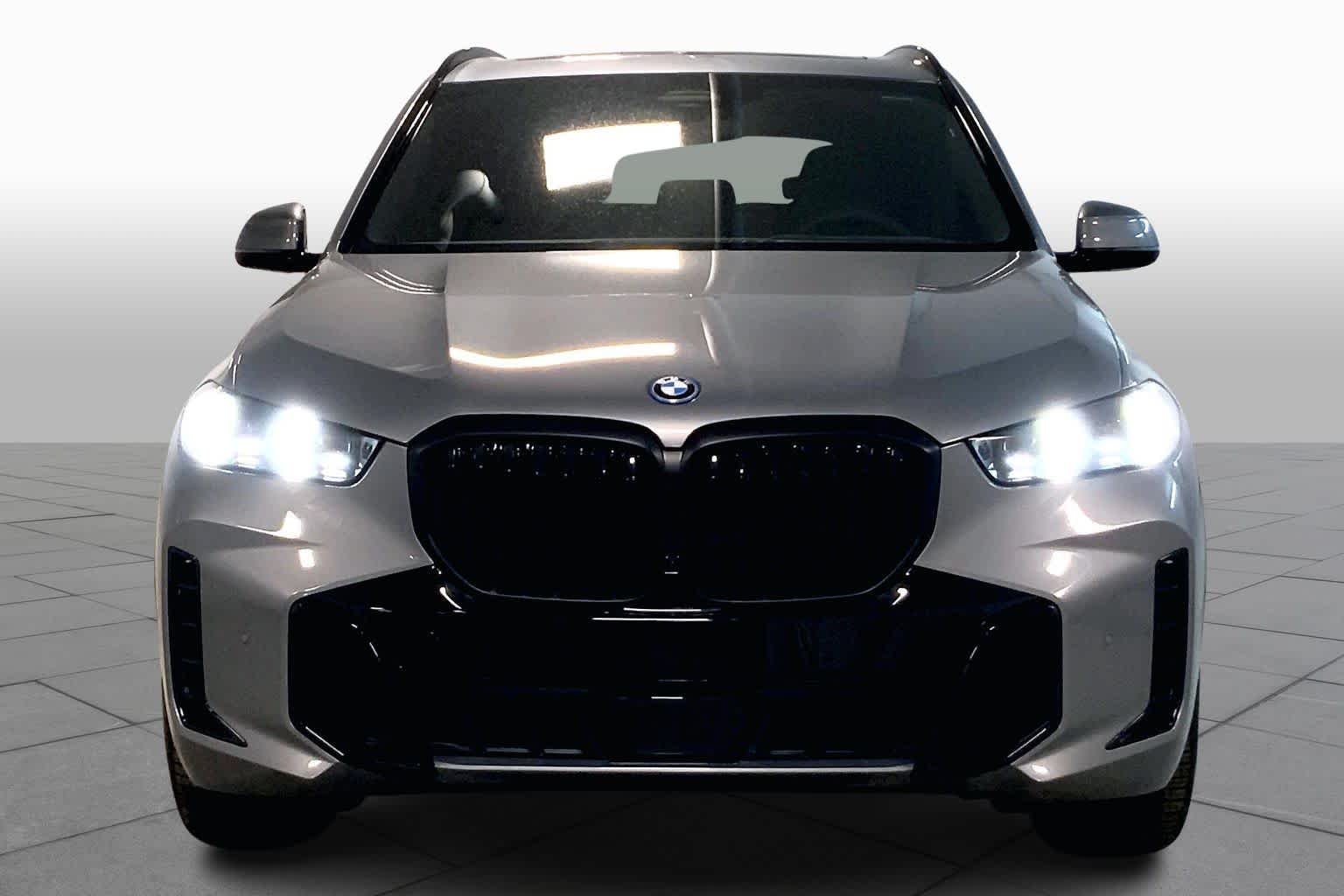 New 2026 Skyscraper Grey Metallic BMW xDrive50e image 3