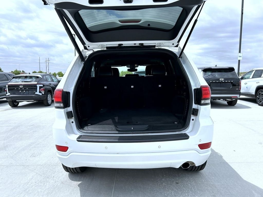 Used 2019 White Jeep Altitude image 22