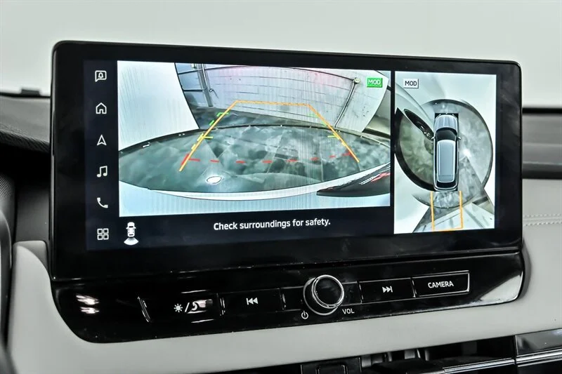 Used 2025 White Diamond Mitsubishi SE image 25