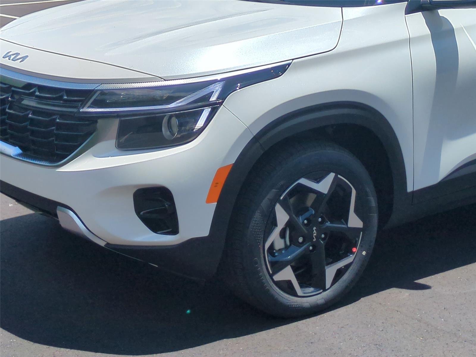 New 2026 Snow White Pearl Kia S image 9