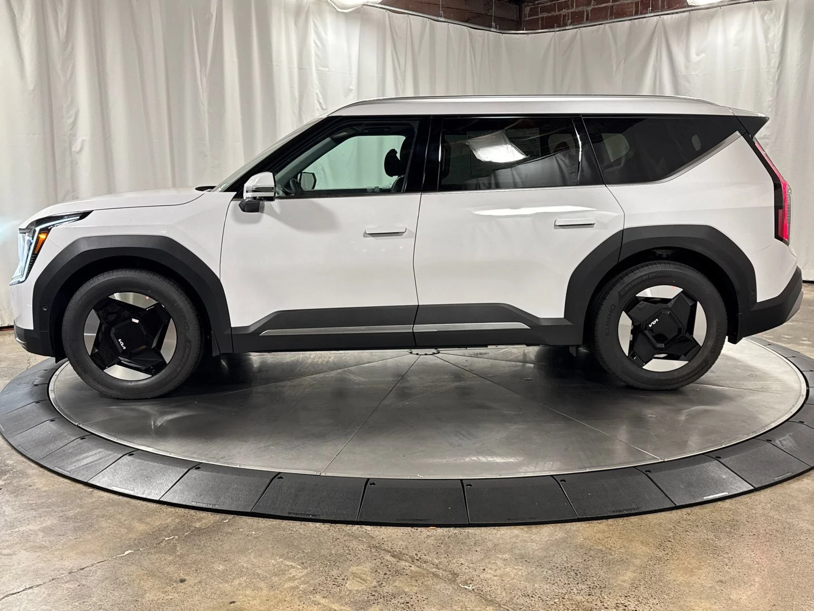 New 2026 White Pearl Kia Wind image 8