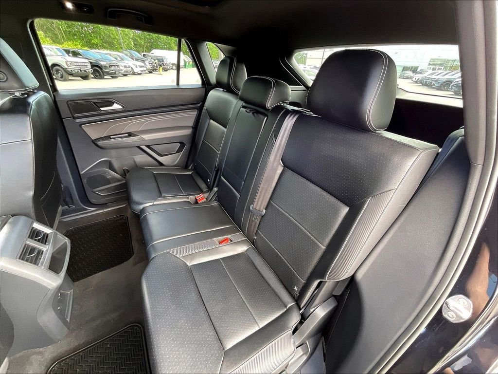 Used 2022 Deep Black Pearl Volkswagen 3.6L V6 SE w/Technology image 14