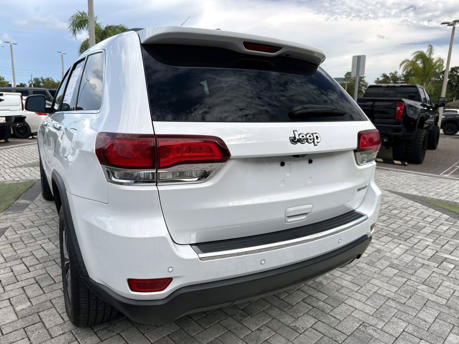 Used 2020 Bright White Clearcoat Jeep Limited image 9