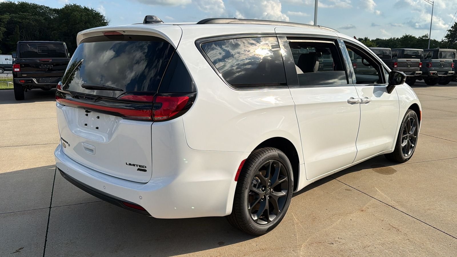 New 2027 Bright White Clear-Coat Exterior Paint Chrysler Limited image 9