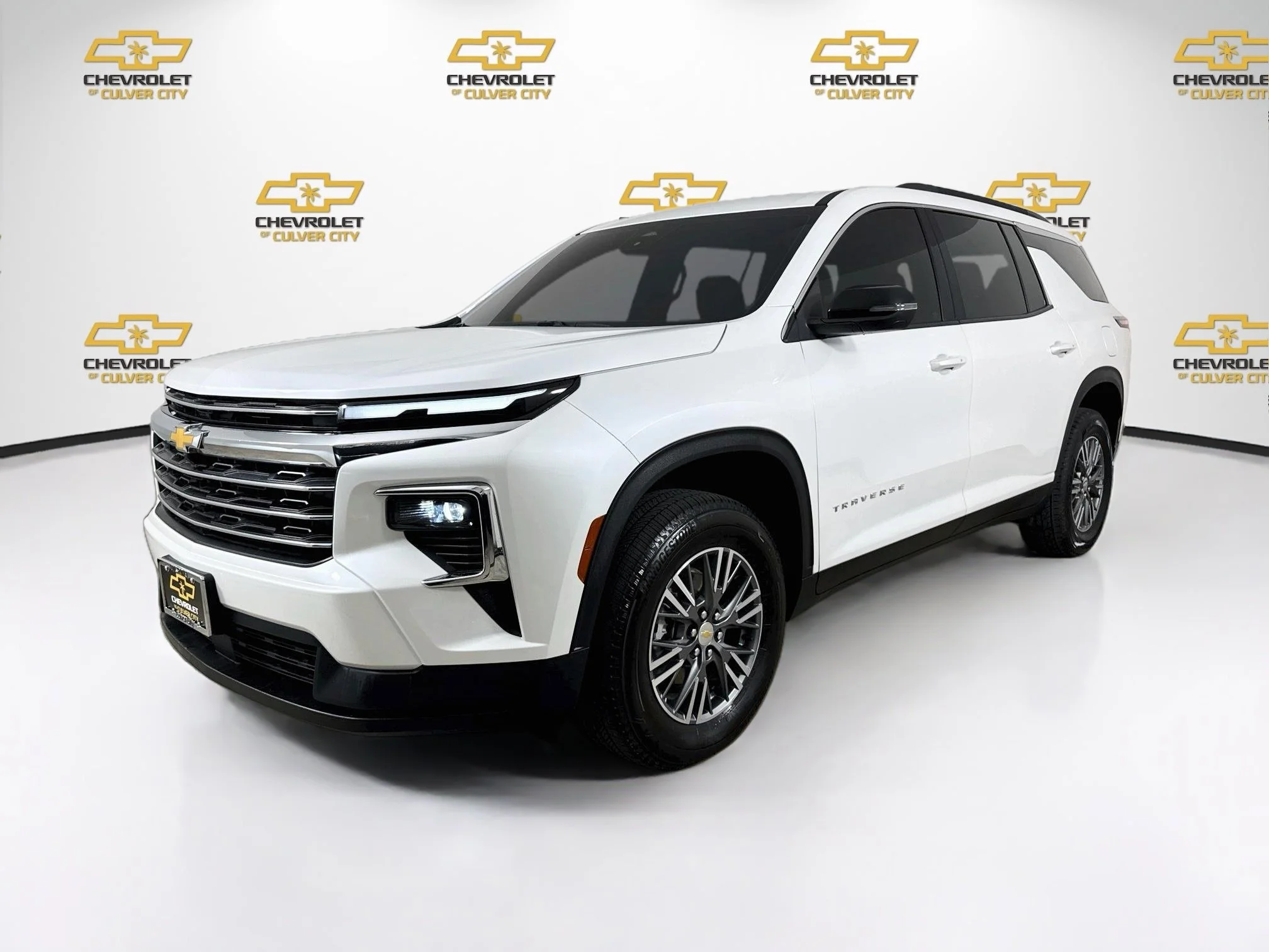 Used 2025 Iridescent Pearl Tricoat Chevrolet LT image 3