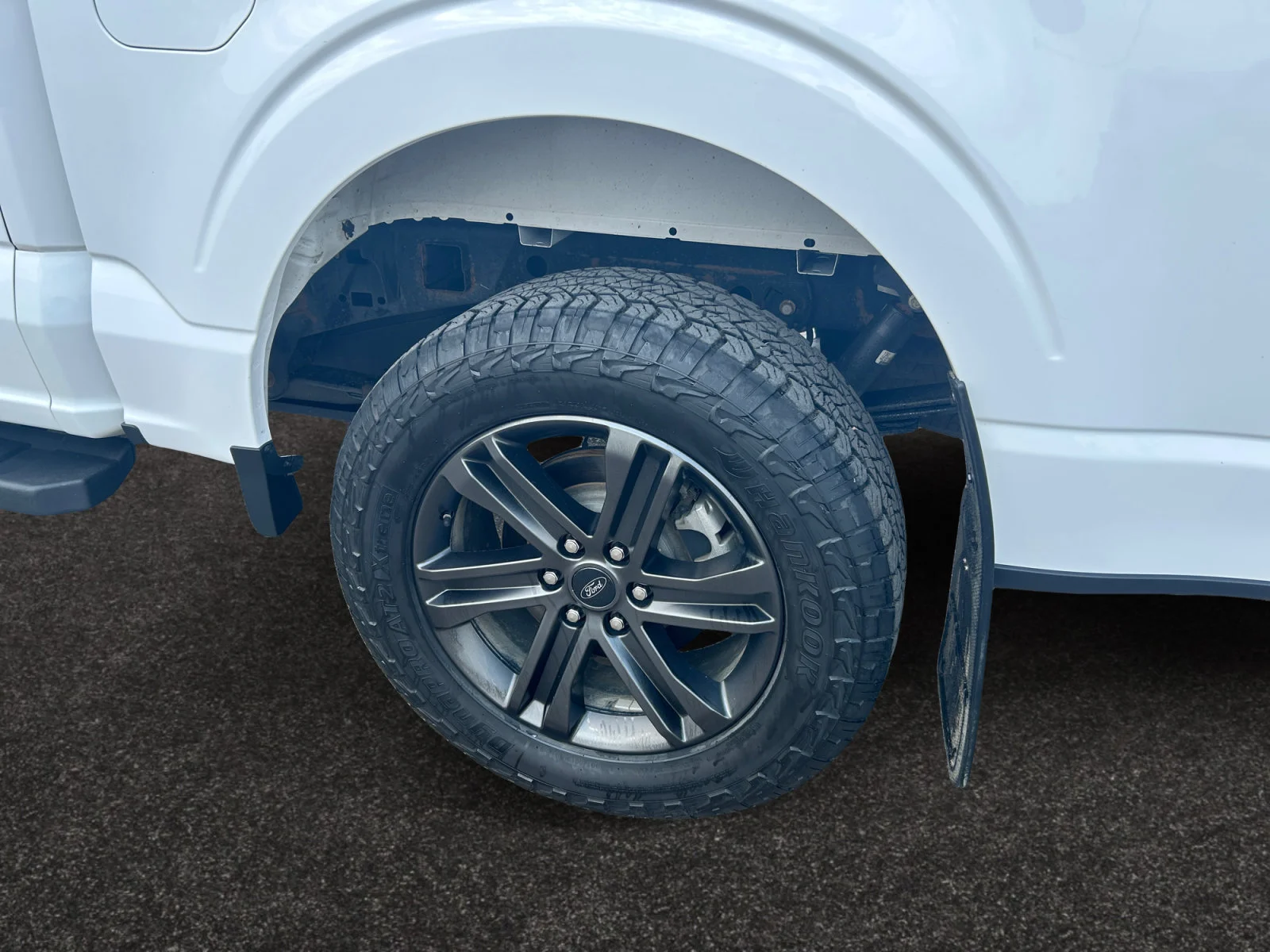 Used 2022 WHITE Ford LARIAT SuperCrew image 9