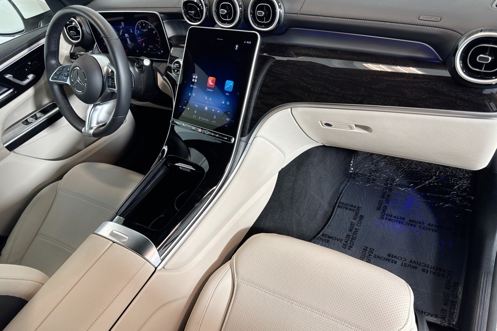 Used 2025 Polar White Mercedes-Benz GLC 300 SUV image 27