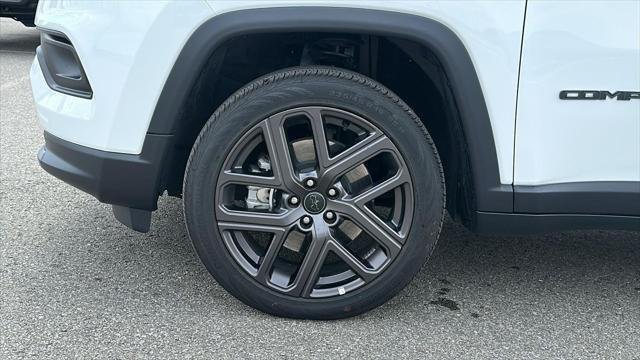 New 2026 Bright White Clear-Coat Exterior Paint Jeep Latitude image 7