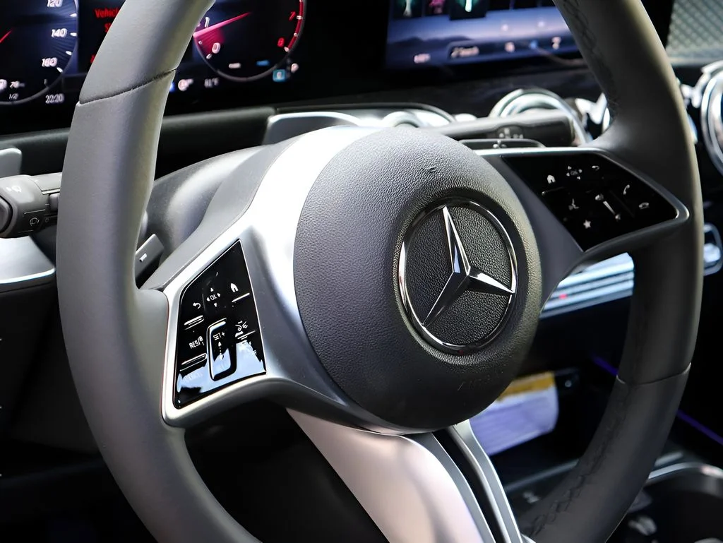 Used 2025 Night Black Mercedes-Benz GLB 250 image 20