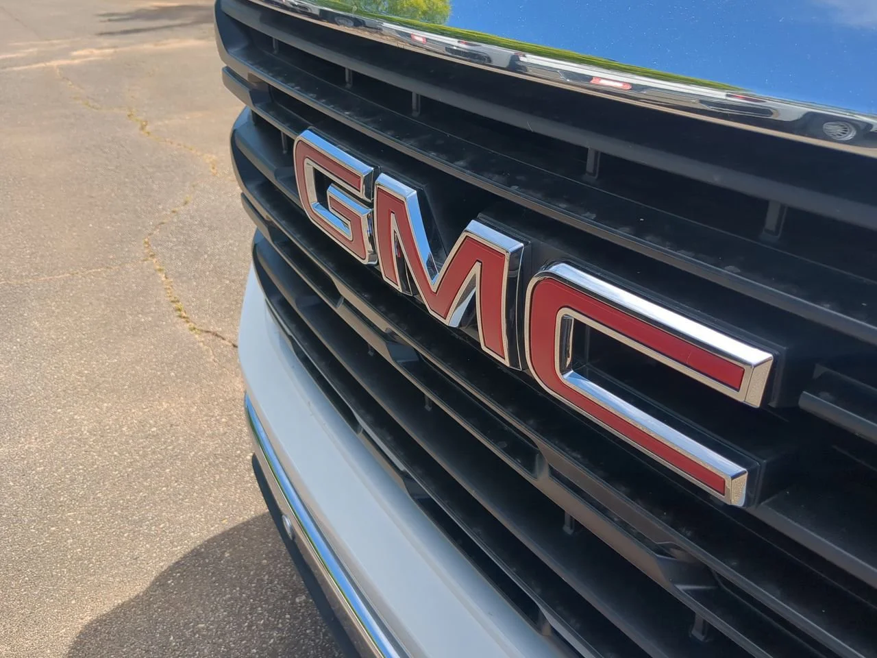 New 2026 Summit White GMC Pro image 28