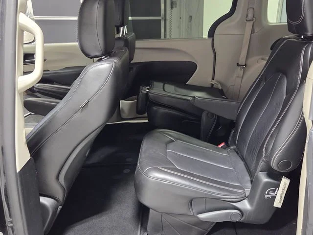 Used 2023 Black Chrysler Touring L image 7