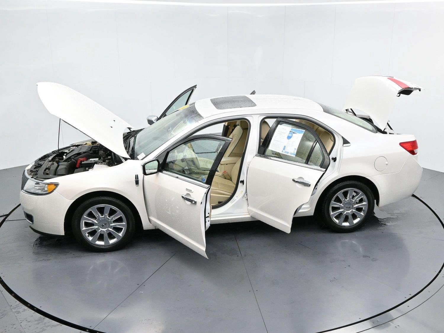 Used 2012 White Platinum Metallic Tricoat Lincoln 4dr Sdn FWD image 41
