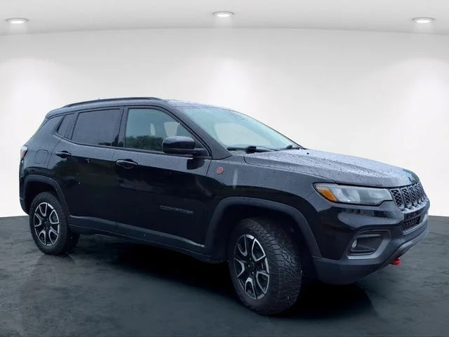 Used 2025 Black Jeep Trailhawk image 5