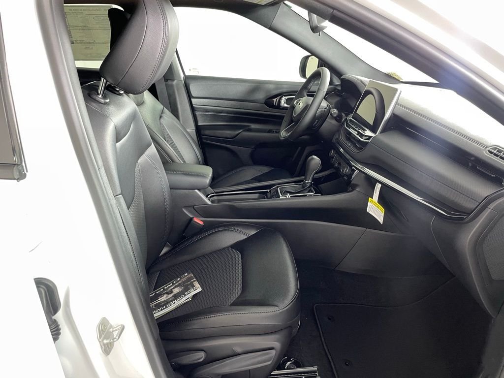 New 2026 Bright White Clearcoat Jeep Latitude image 40