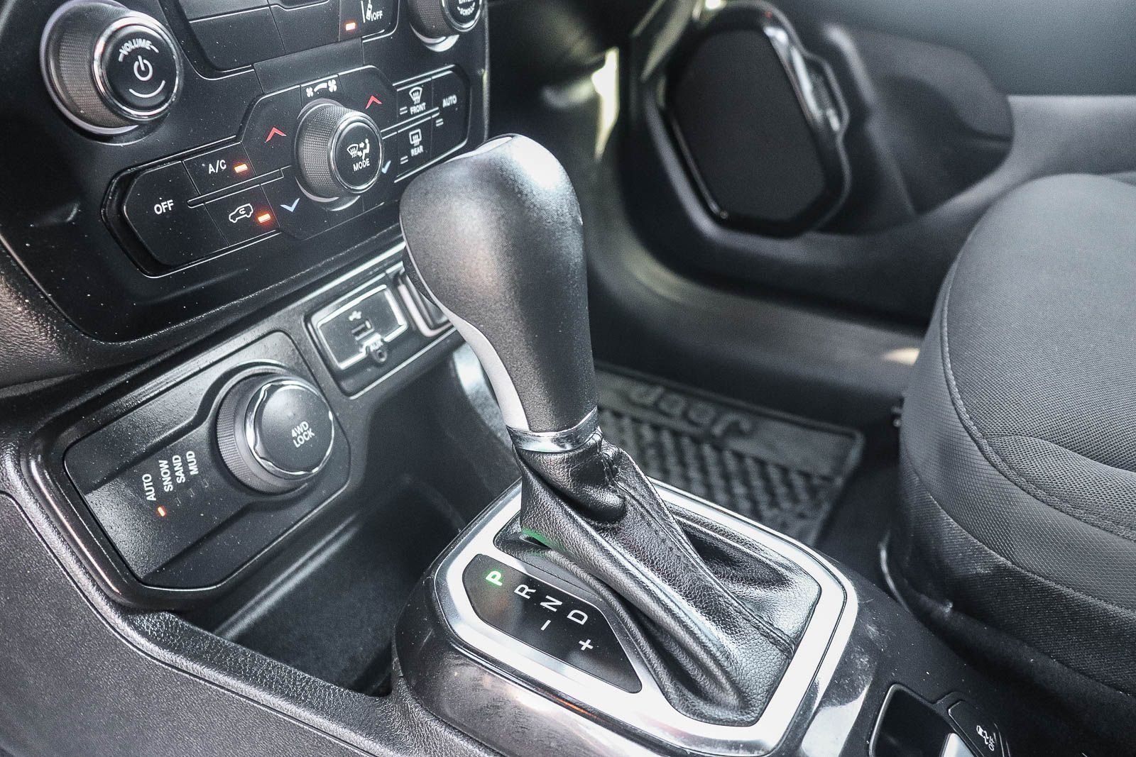 Used 2022 Graphite Gray Jeep Altitude image 24