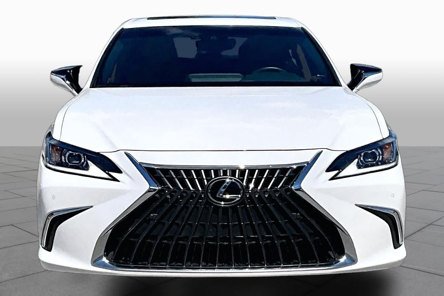 Used 2025 Eminent White Pearl Lexus  image 4