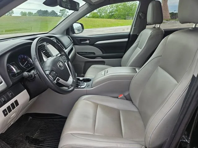 Used 2019  Toyota SE image 9
