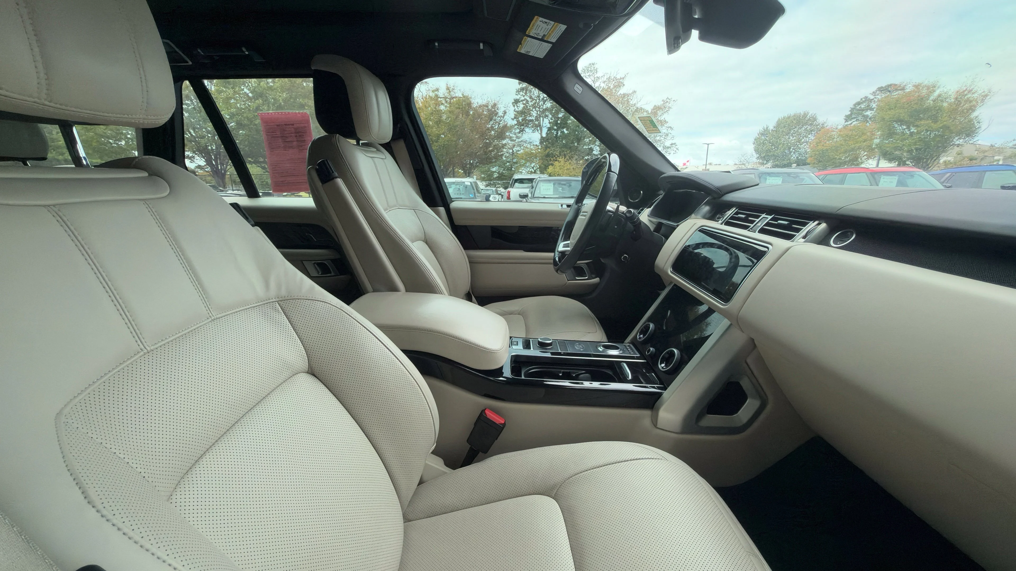 Used 2022 White Land Rover Westminster image 4