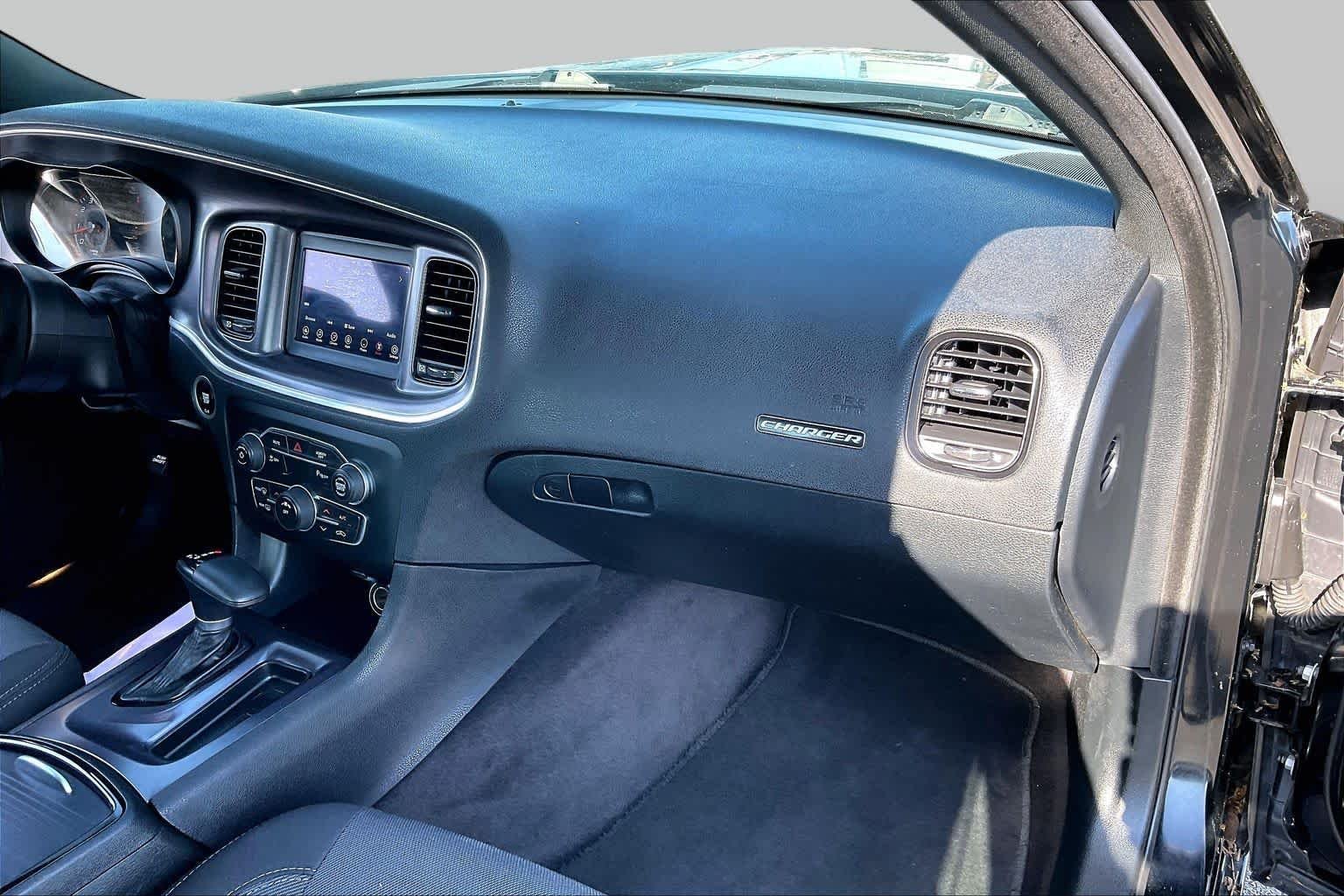 Used 2018 Pitch Black Clearcoat Dodge SXT image 17