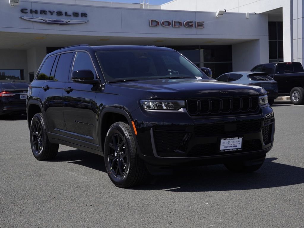 New 2026 Diamond Black Crystal Pearl-Coat Exterior Paint Jeep Laredo Altitude image 1