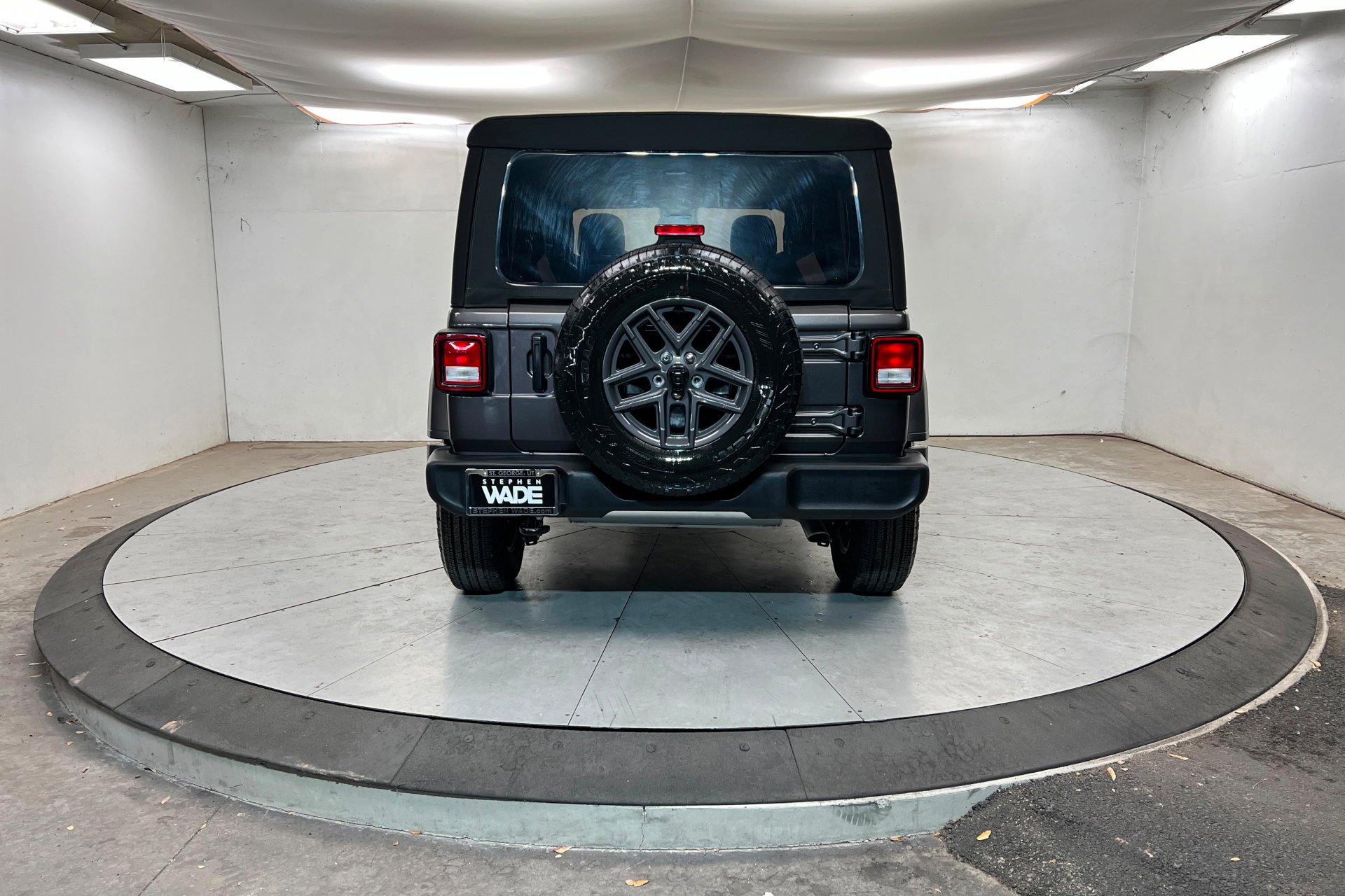 Used 2024 Granite Crystal Metallic Clearcoat Jeep Sport S image 5