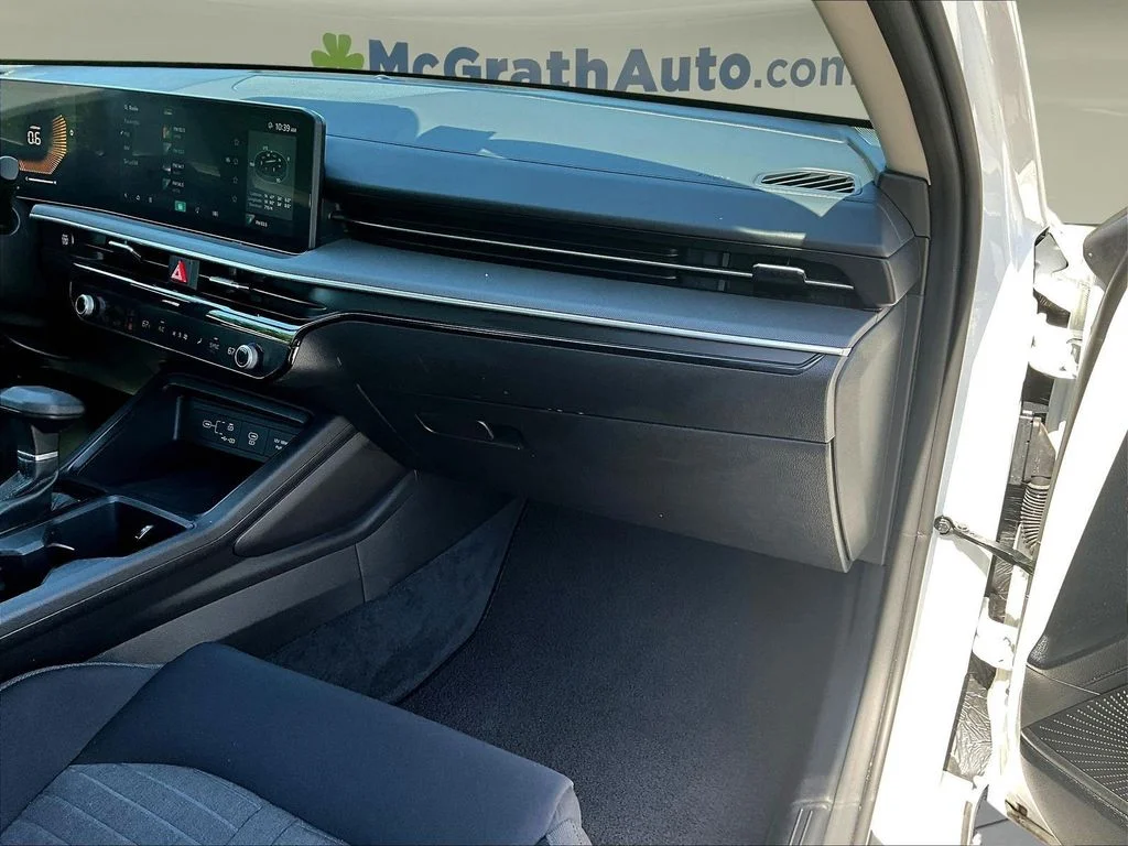 Used 2025 White Kia LXS image 26