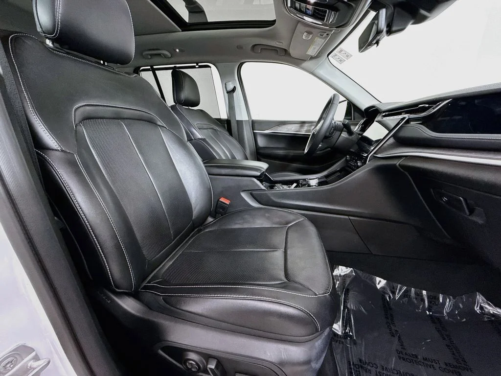 Used 2022 White Jeep 4xe image 29